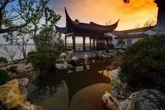 星空综合体育app下载:爱上我国风！俄罗斯游客逛水浒古城 零距离感触“豪杰”魅力